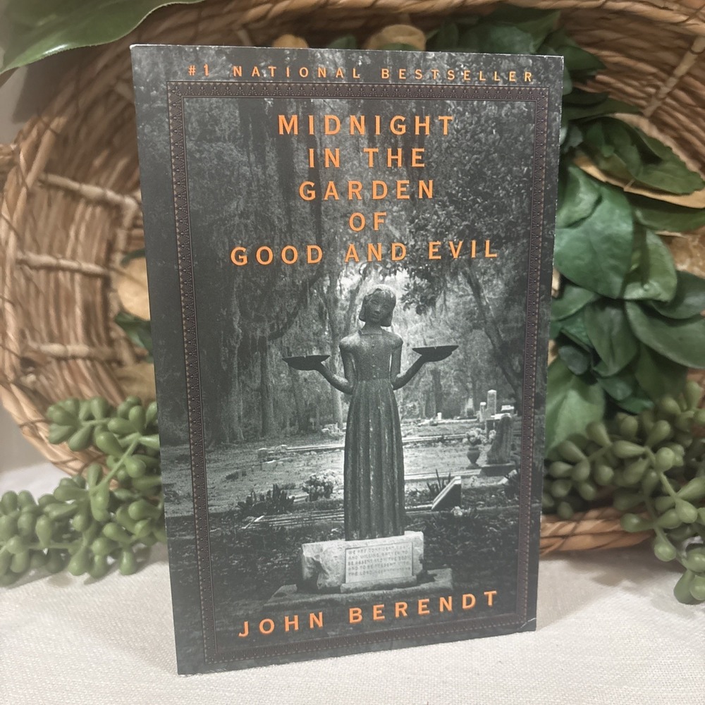 Midnight in the Garden of Good and Evil: A Savannah Story John Berendt Paperback